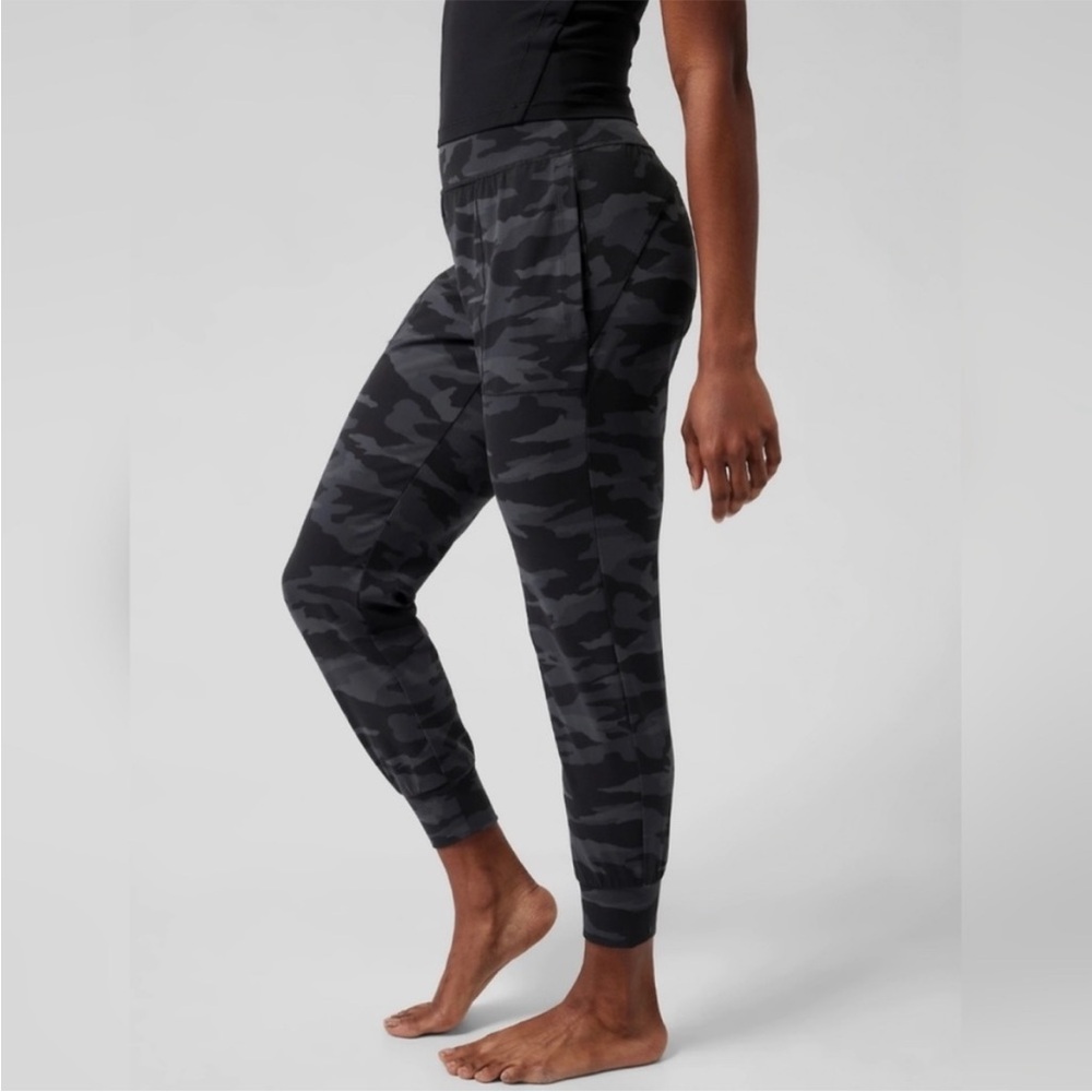 Athleta Salutation Camo Jogger XS